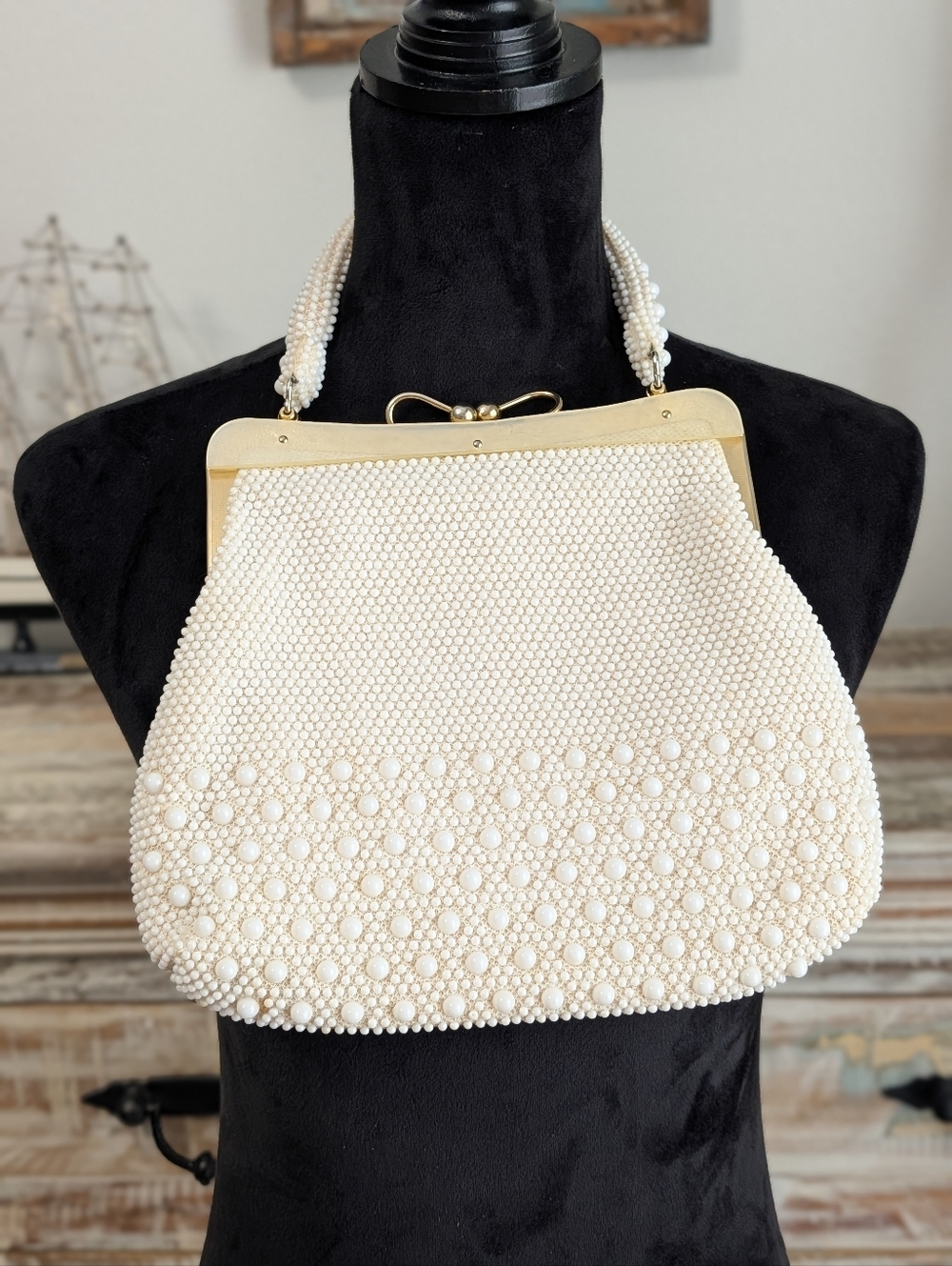 Hong Kong White/Cream Beaded Pearlized Lucite Kiss Lock Handbag Vintage